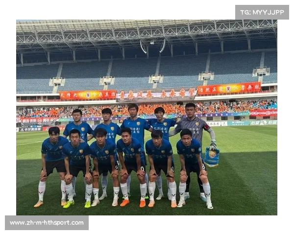 大连鲲城赛后谢场40分钟球员脱衣致谢球迷激情互动感动全场 大连鲲城赛后谢场40分钟球员脱衣致谢球迷激情互动感动全场